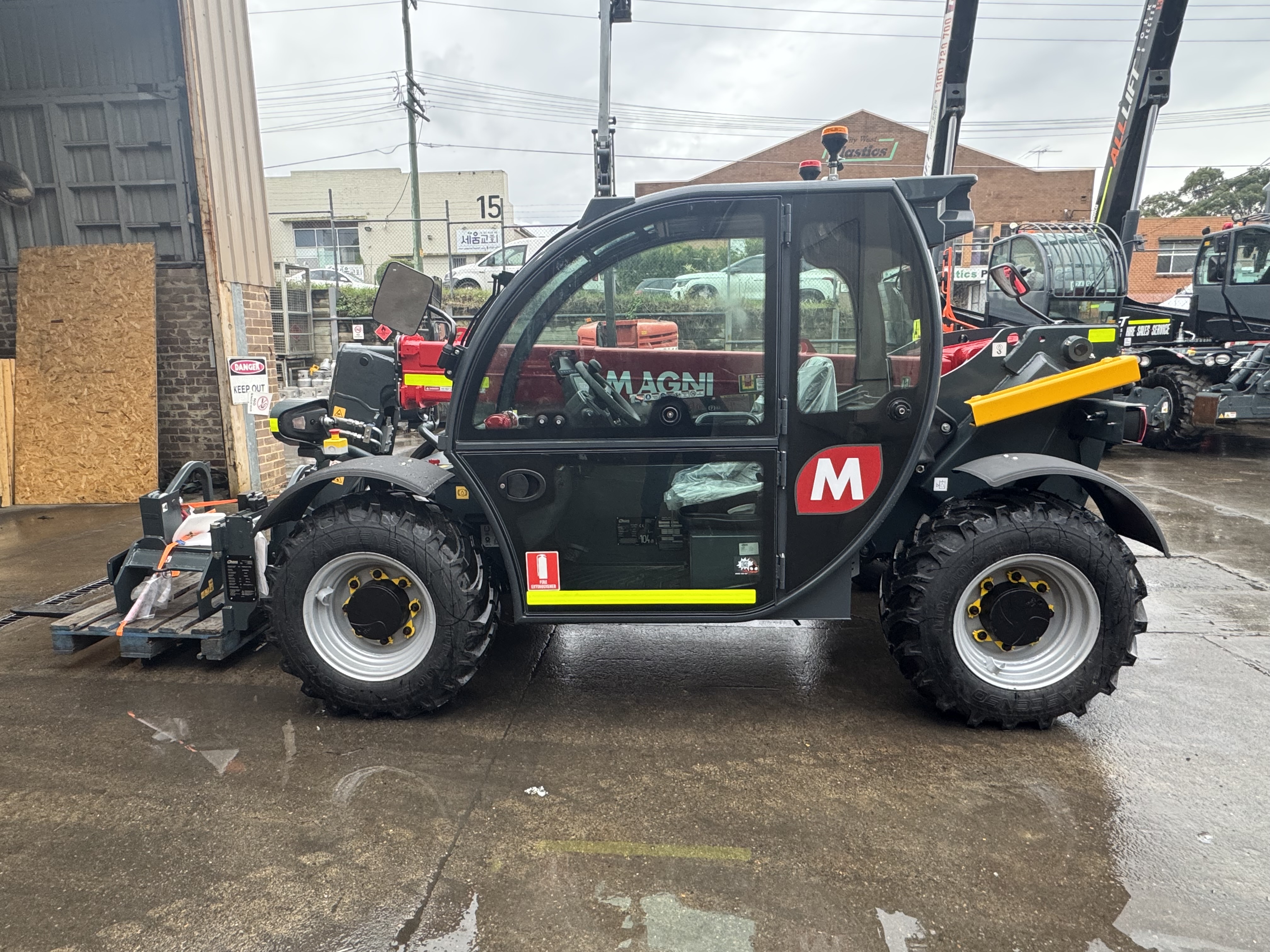 Magni TH3.6 Compact Telehandler image 6