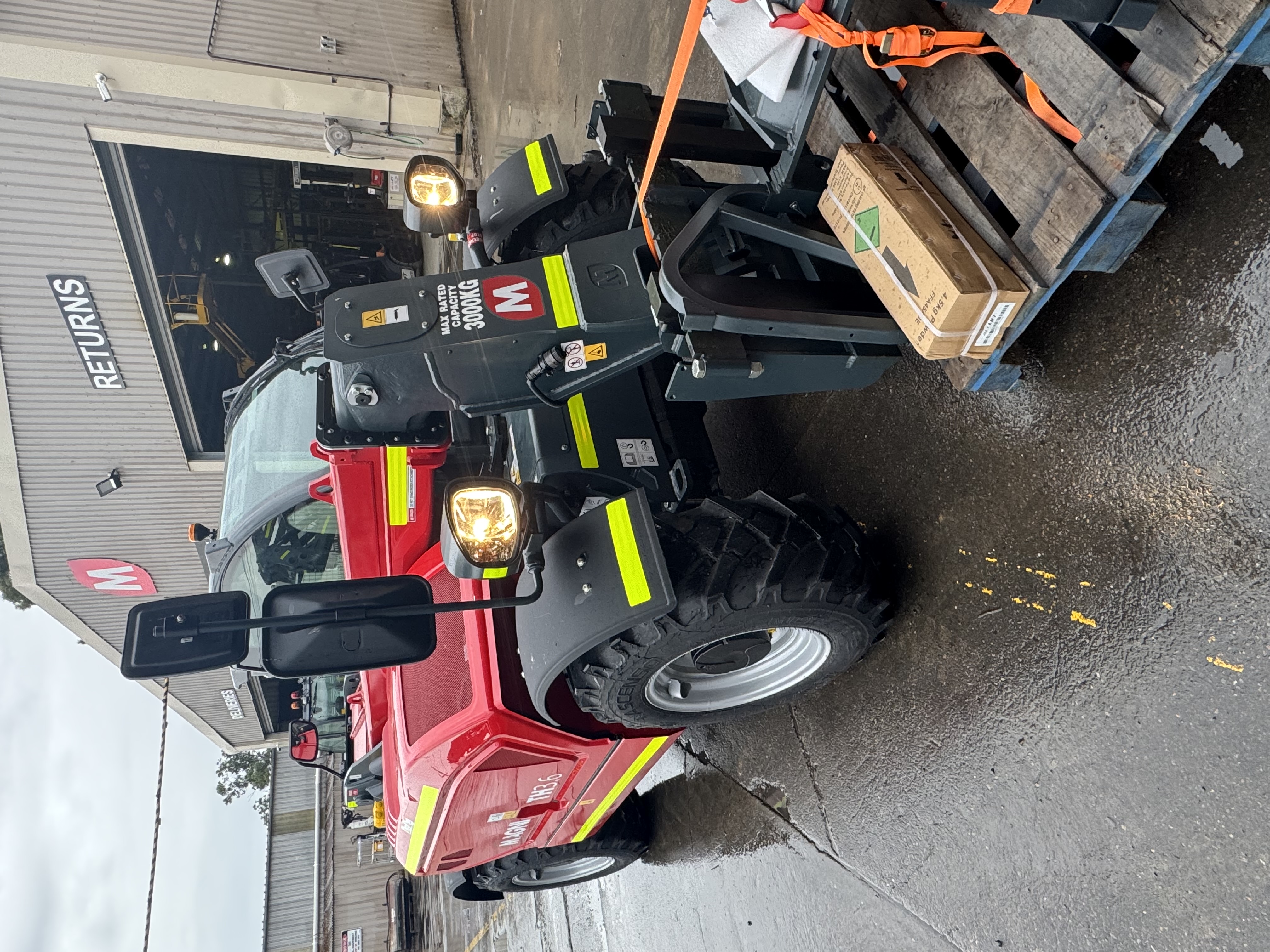 Magni TH3.6 Compact Telehandler image 2