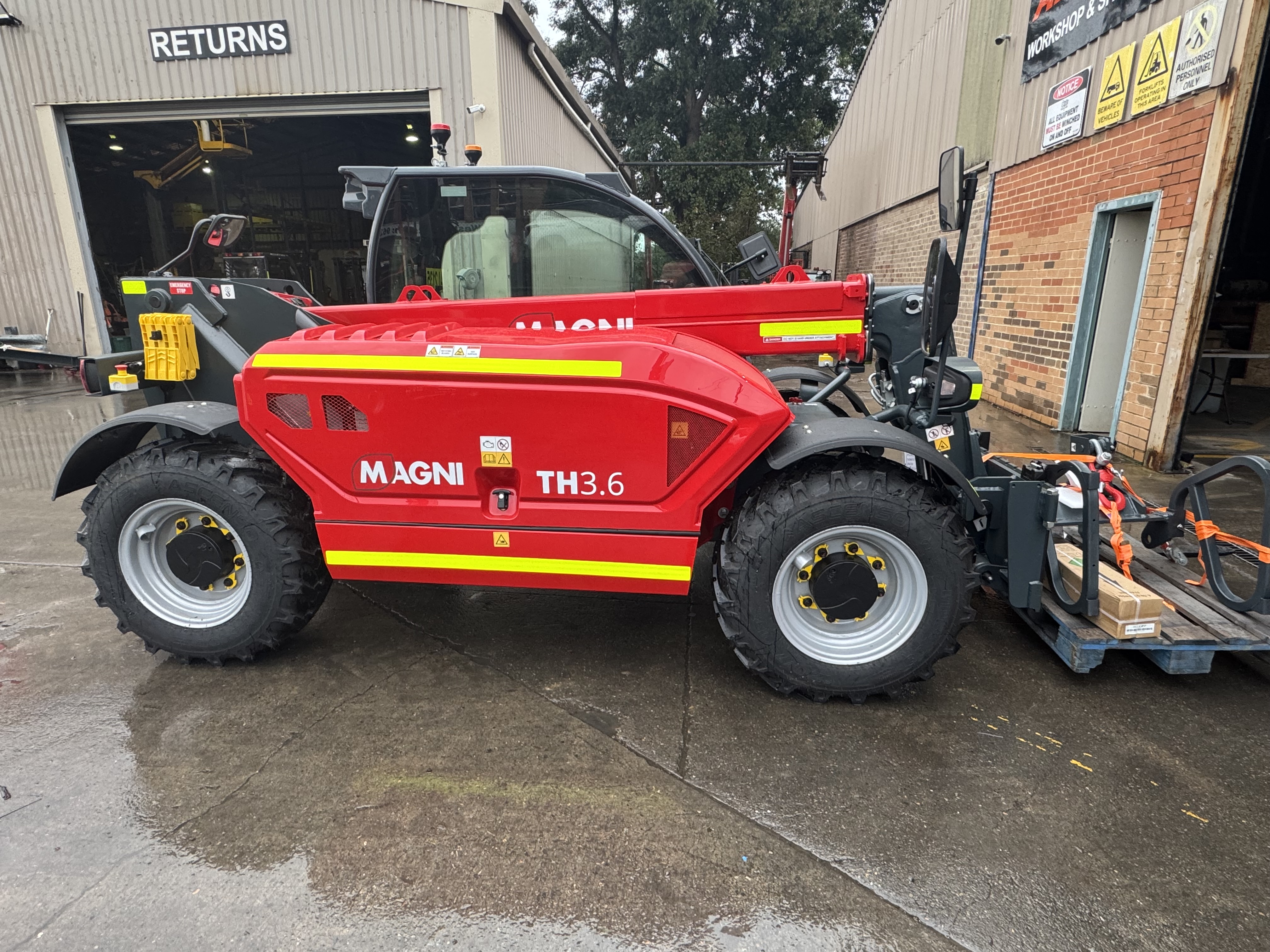 Magni TH3.6 Compact Telehandler image 3