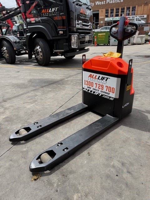 WPL202 - 2000kg Revolutionary Pallet Truck