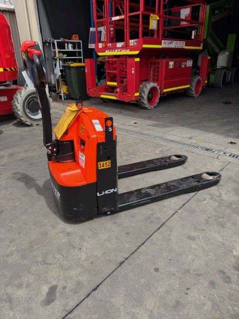 WPL202 - 2000kg Revolutionary Pallet Truck image 3